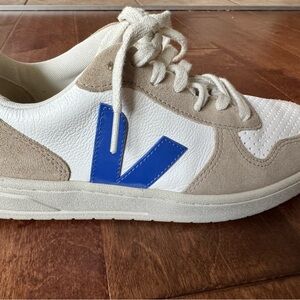 Veja unisex sneaker size 7